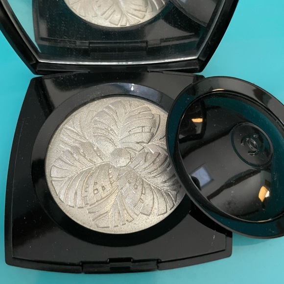 CHANEL Camelia De Plumes Highlighting Powder Collectors Limited Edition - Picture 2 of 5